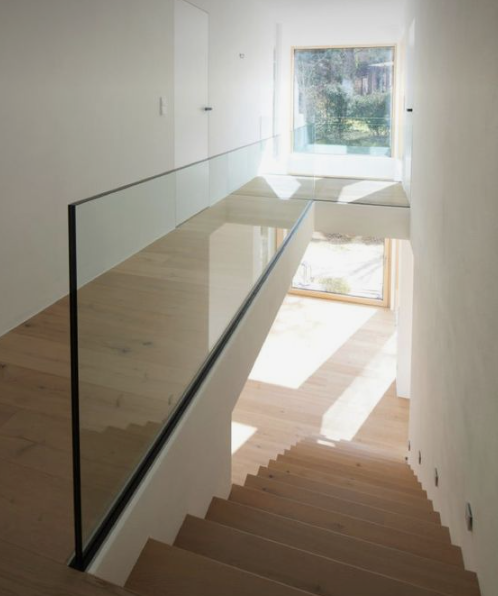 Balustrade en verre - Expert en porte et fenêtre intérieure et extérieure en Wallonie et à Bruxelles en Belgique